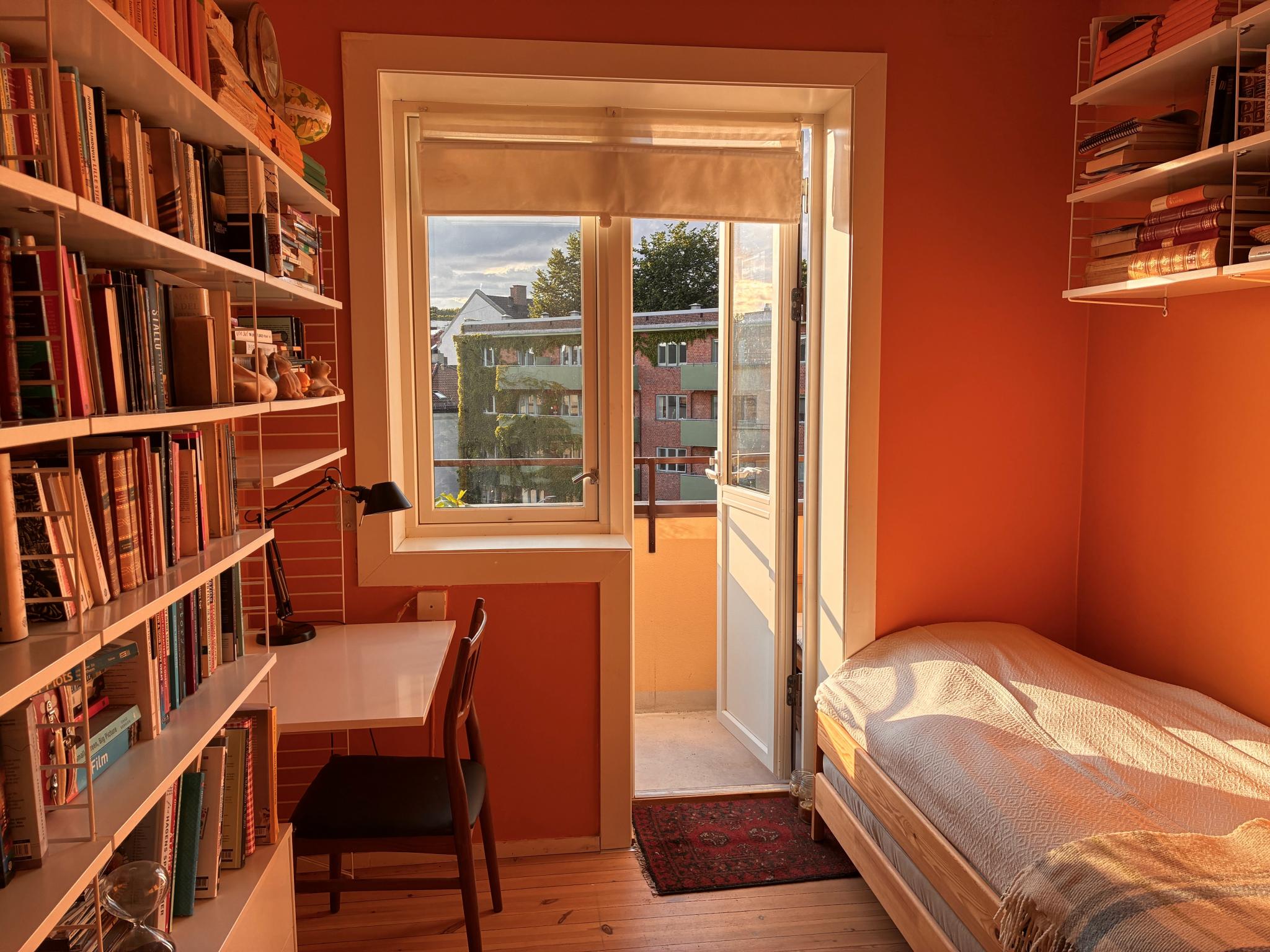 Soverom 2, med utgang til solrik balkong som vender mot bakgård. 